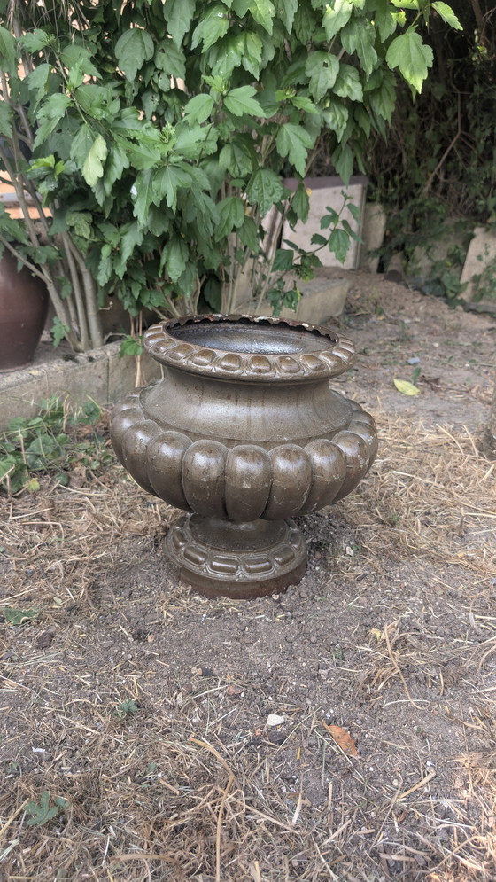 Image 1 of Jarrón Medici de hierro fundido con gallones de Alfred CORNEAU en Charleville siglo XIX