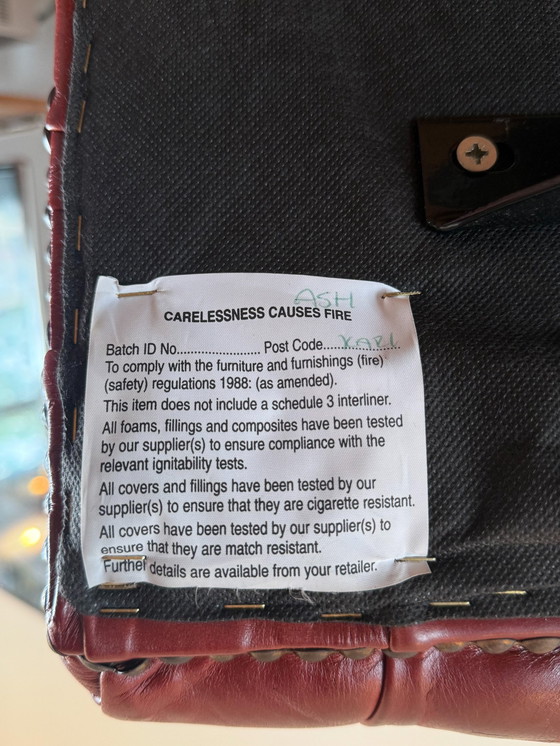 Image 1 of Silla de escritorio Chesterfield de cuero rojo con carácter atemporal