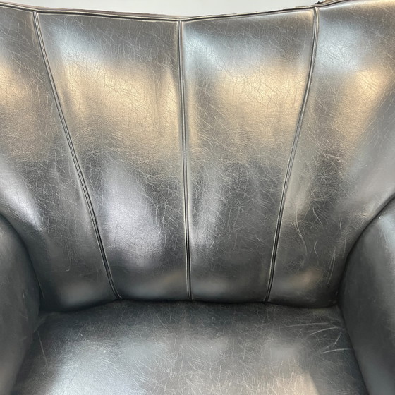 Image 1 of Estilo Art Déco - Sillón club de cuero negro años 50, con ruedas y respaldo remachado