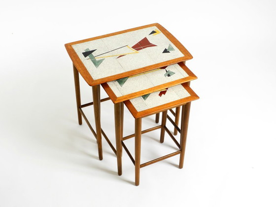 Image 1 of Originale set di 3 tavolini da nido in teak del Mid Century Modern con superfici in formica colorata