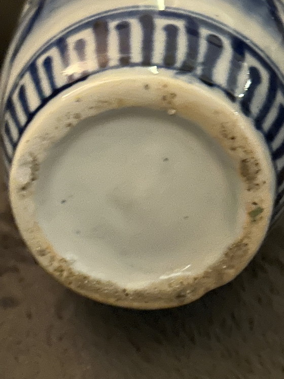 Image 1 of 2 antieke blauw witte Japanse Imari vazen 26cm met bewerkingen op het porselein 