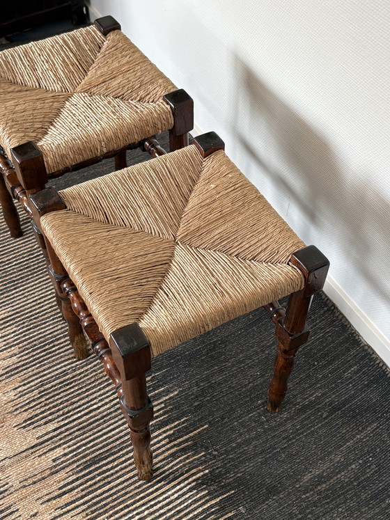 Image 1 of Antikes Hocker-Set aus Walnussholz mit Sitzfläche aus Papierstroh, Höhe 45 cm
