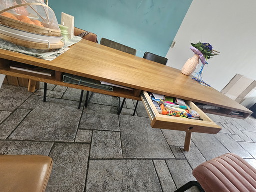 Table à manger séparée pouvant accueillir 6 à 8 personnes