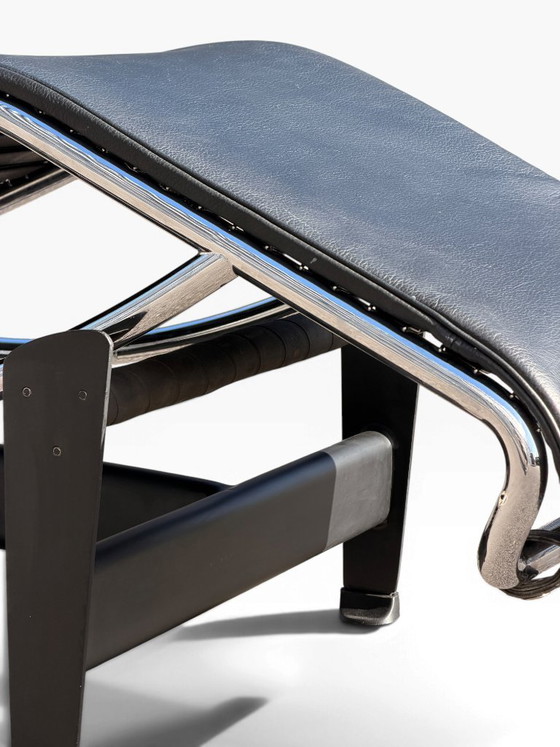 LC4 Chaise longue by Le Corbusier for Cassina, black leather and chrome steel, Design (photo 15 of 15)