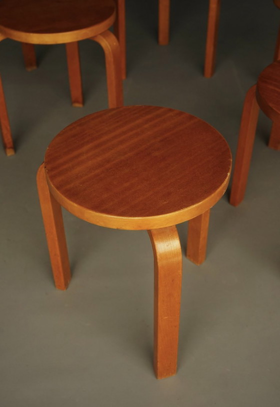 Image 1 of Set van 6 krukken model 60 van Alvar Aalto voor Artek Finland, jaren 1940.