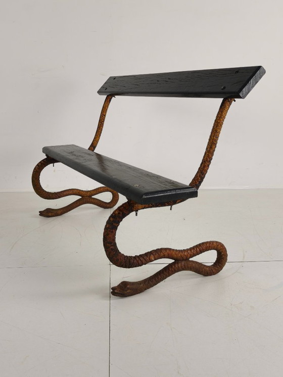 Image 1 of Banco de jardín victoriano antiguo de hierro fundido con forma de serpiente y ventana salediza.