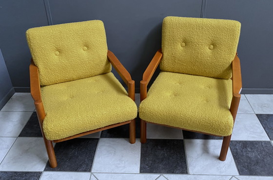 Image 1 of Ensemble de deux chaises faciles des années 1960, rembourrées en bouclier jaune Oker. Hauteur du siège 41 cm.