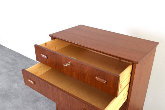 Image 1 of Commode danoise en teck, style milieu du XXe siècle, années 1960.