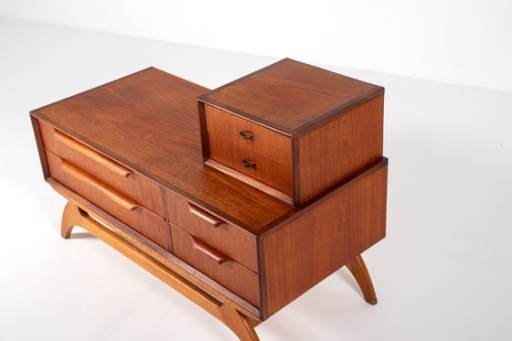 Image 1 of Cómoda baja de teca de mediados de siglo con espejo – Cómoda danesa de estilo lowboy, década de 1950