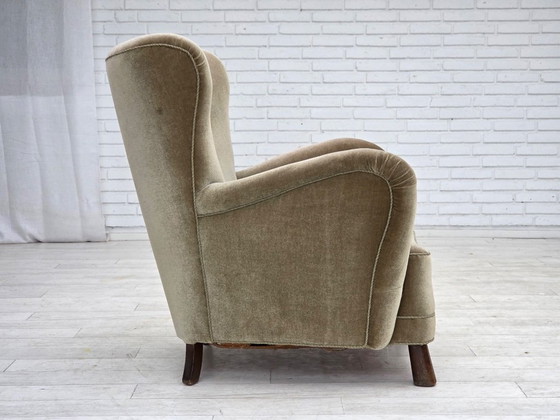 Image 1 of Poltrona danese, anni '60, rivestimento in velluto verde, gambe in legno di quercia.