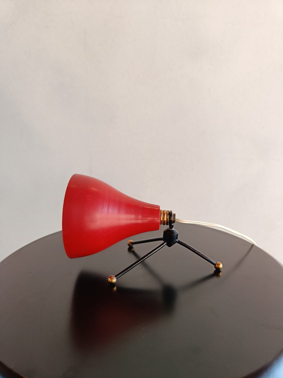 Image 1 of Lámpara de mesa pequeña italiana de mediados de siglo, minilámpara de metal rojo, años 50-60.