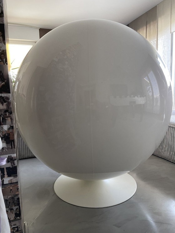 Ball Chair original de Eero Aarnio — blanca y roja – Sillones (photo 4 of 7)