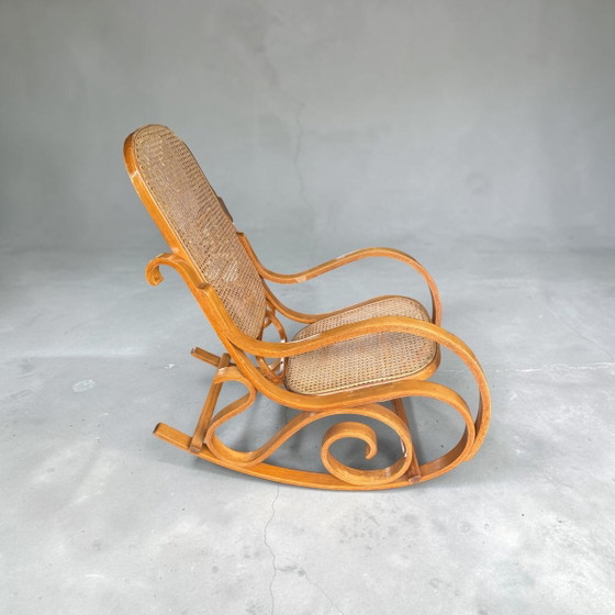 Image 1 of Vintage Thonet-stijl gebogen houten schommelstoel – ca. 1970