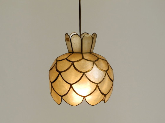 Image 1 of Zwei sehr elegante, atemberaubend schöne Pendelleuchten im Mid-Century-Modern-Stil aus Capiz-Muscheln