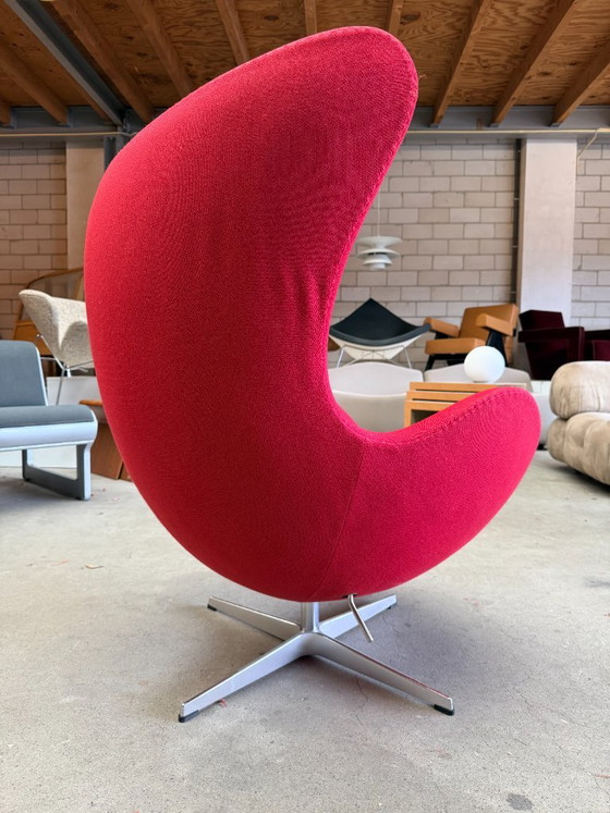 Silla Egg de Fritz Hansen diseñada por Arne Jacobsen (Stock: 2) – Sillones, Textile, Aluminium (photo 8 of 12)