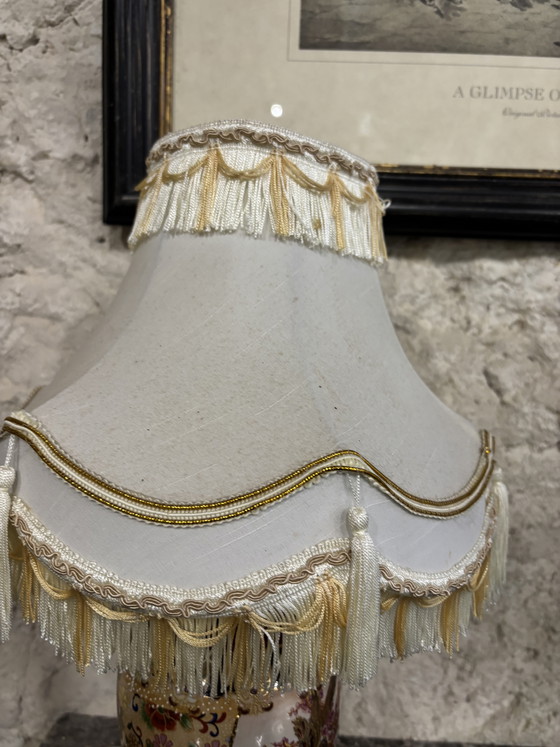 Image 1 of Set di 2 lampade da tavolo in porcellana stile Satsuma con paralumi sfrangiati