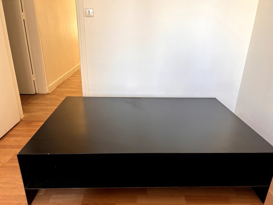 Image 1 of Mesa de centro de diseño de metal negro