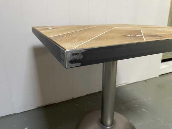 Table d'appoint en chêne à chevrons. – Tables d'appoint, Metal, Wood (photo 5 of 6)