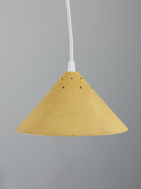 Image 1 of Lámpara colgante amarilla, de baquelita, con acabado arrugado y florón original, de la década de 1950.