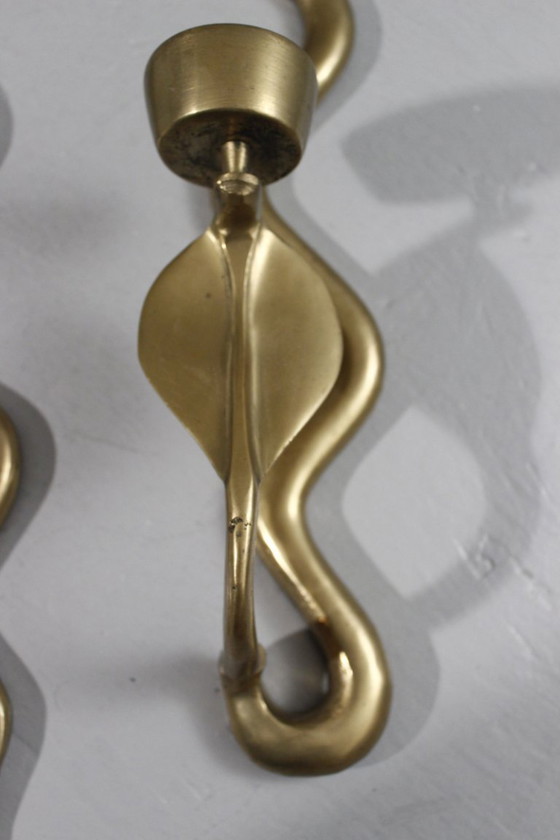 Image 1 of Coppia di grandi applique/candelabri in ottone a forma di cobra, XX secolo.