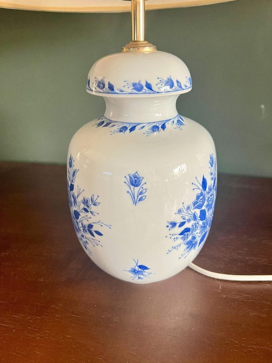 Image 1 of Griekse Pegasos Hellas porseleinen tafellamp uit het midden van de vorige eeuw met een geplooide kap. Delicaat blauw bloemendeco