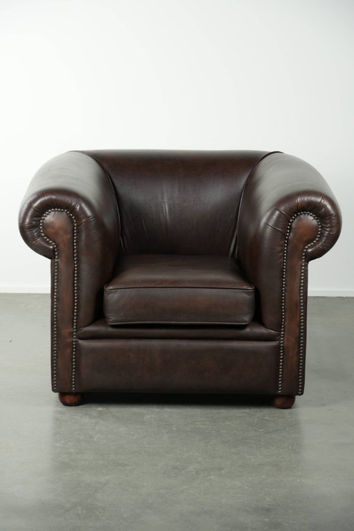 Luxe bruine rundleren chesterfield fauteuil met een tijdloze Engelse uitstraling