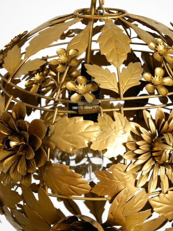 Preciosa y singular lámpara de techo esférica de metal con diseño floral, estilo Regencia de los años 70. (photo 18 of 20)