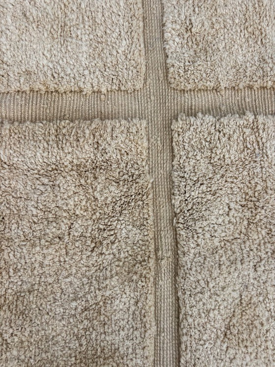 Image 1 of Moderner weißer marokkanischer Mrirt-Wollteppich 200 x 260 cm – Abstrakter handgewebter Berberteppich