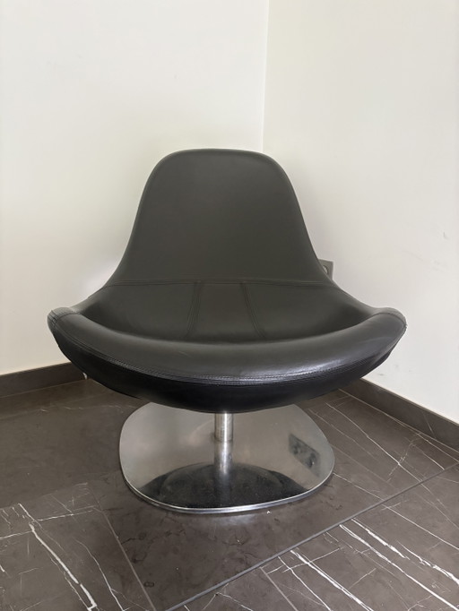 Fauteuil vintage IKEA en cuir noir | Pièce de collection rare, vers 2000 | Piètement chromé, forme du coussin | Excellent