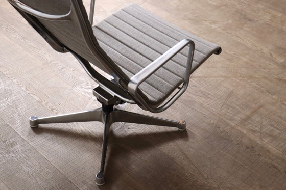 Early edition Eames EA124 Aluminium Group Lounge Chair by Herman Miller, 1970s – Swivel chairs, Vintage (photo 9 of 16)