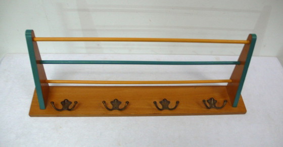 Image 1 of 50er 60er Garderobe Hakenleiste mit Hutablage, 4 Doppelhaken auf Buche Rahmen mit Grün und Orange, Mid Century Modern