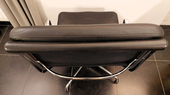 Vitra EA222 Soft Pad Lounge Chair, Swivel chairs, Leather, Chrome, Black, Mid Century Modern (photo 6 of 10)
