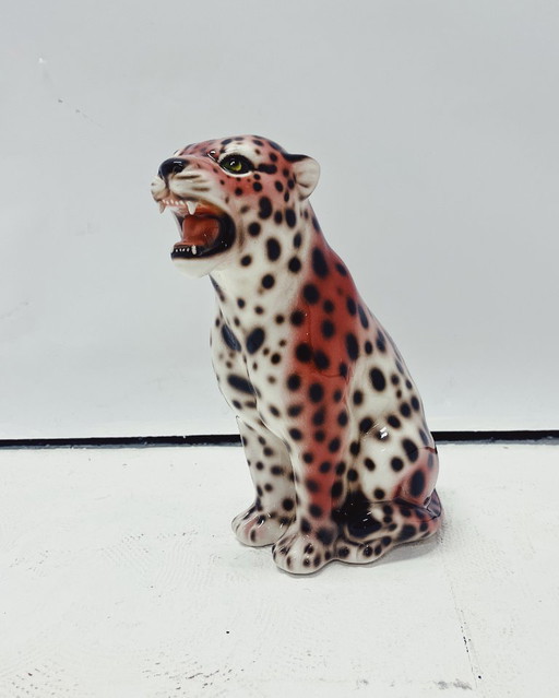 Roze luipaardsculptuur