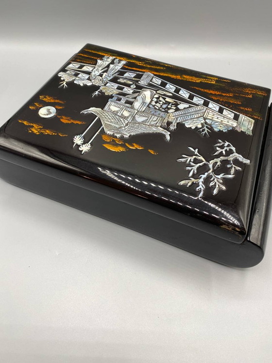 Black Lacquered Jewelry Box – Mother-of-Pearl Inlays – Pagoda Scene and Figures – Decorative Objects, Silk (photo 4 of 7)