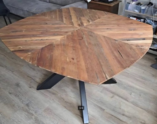 Tavolo robusto in teak con base in acciaio
