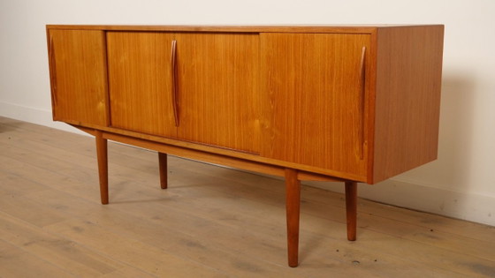 Aparador de madera con puertas correderas, Aparadores, Marrón, Mid Century Modern (foto 4 de 11)
