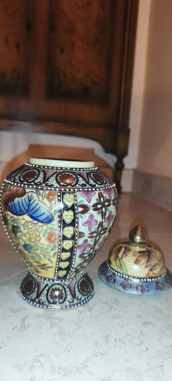 Vintage Chinese Vase, Hand-Painted Porcelain - Height: 26 cm, with Lid. Vintage Period: 1980s-1990s (photo 6 of 8)