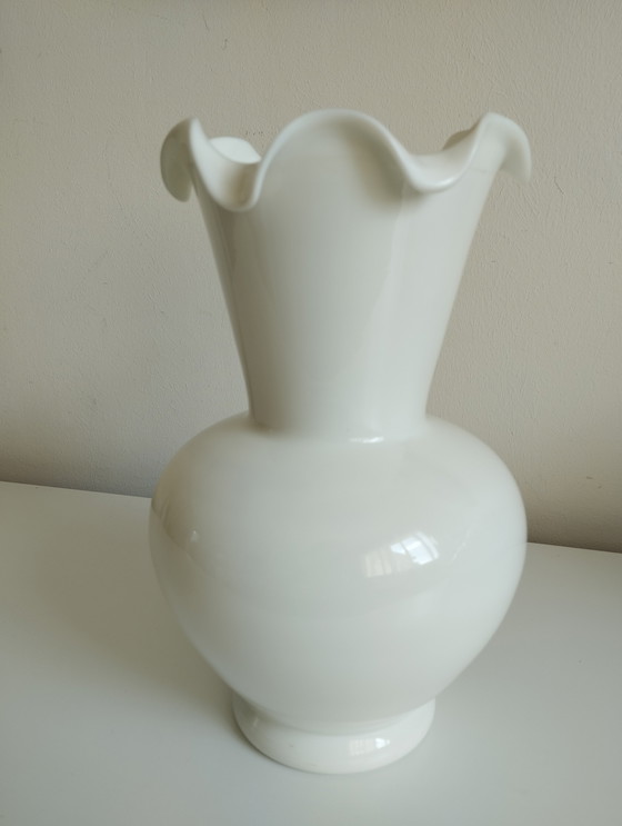 Image 1 of Vaso in opalino bianco con medaglione dorato