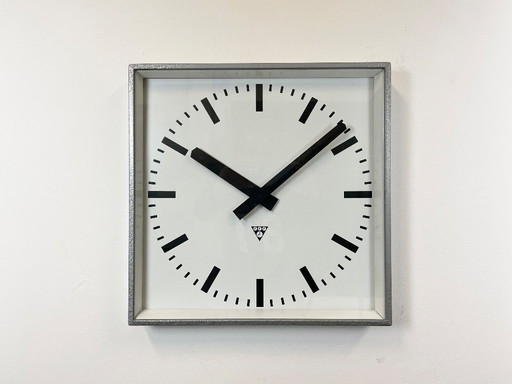 Reloj de pared industrial cuadrado gris grande de Pragotron, años 70