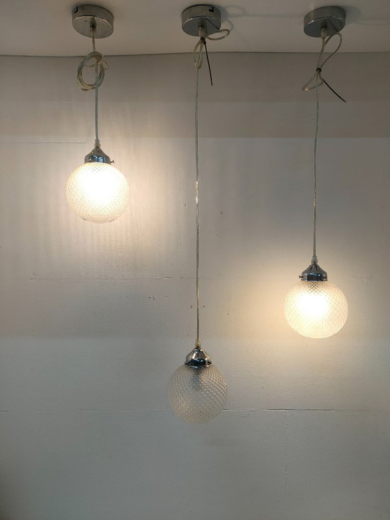 Image 1 of Set of pendant lights with 3 glass globe bulbs