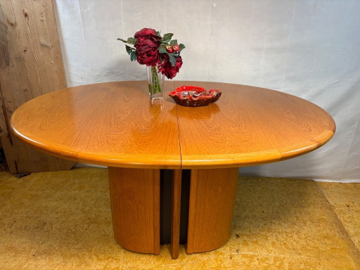 Vintage Skovby Extending Dining Table – Danish Teak – Scandinavian Design  A superb vintage Skovby extending dining table,