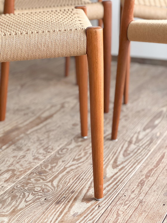 Image 1 of Mid Century Deense Teakhouten Eetkamerstoelen # 77 door Niels O. Møller, J. L. Moller, Set van 4