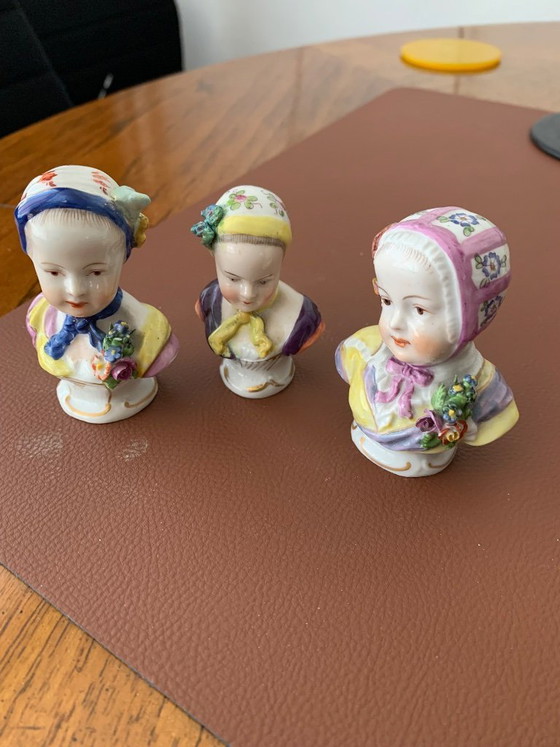 Image 1 of ❗️Tre dame di un tempo in porcellana❗️