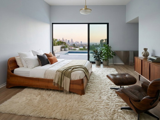 Image 1 of Italiaans bedframe uit de jaren 70 van gebogen walnotenhout met opbergruimte in het hoofdeinde.