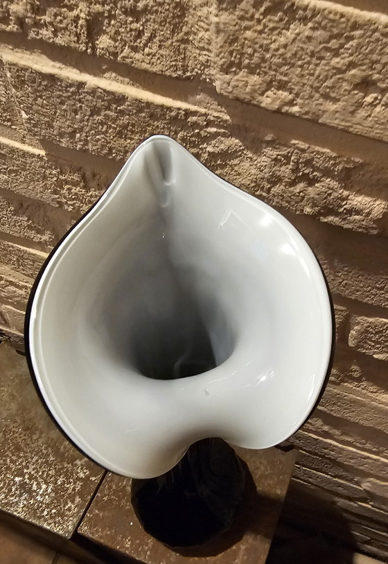 Image 1 of Murano calla of lipvaas, vintage zwart met witte binnenkant