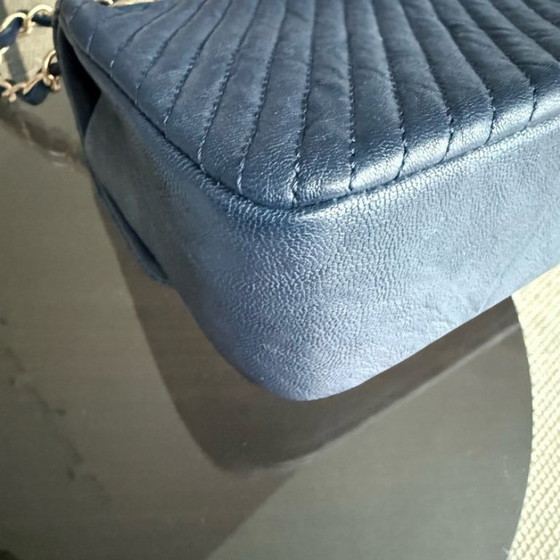 Image 1 of Chanel Seasonal Flap Small - 23CM Surpique CC Herringbone Medallion Flap Chevron Donkerblauw Goudkleurige hardware Serie 21
