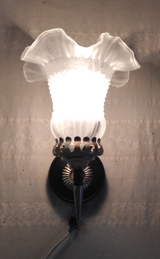 Image 1 of Applique Art Déco in ottone con paralume in vetro - metà del XX secolo