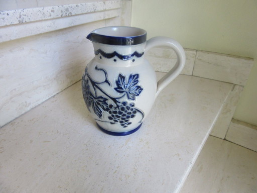 Traditioneller Steingutkrug mit Herstellermarke – tafelaccessoires, Ceramic, Stone