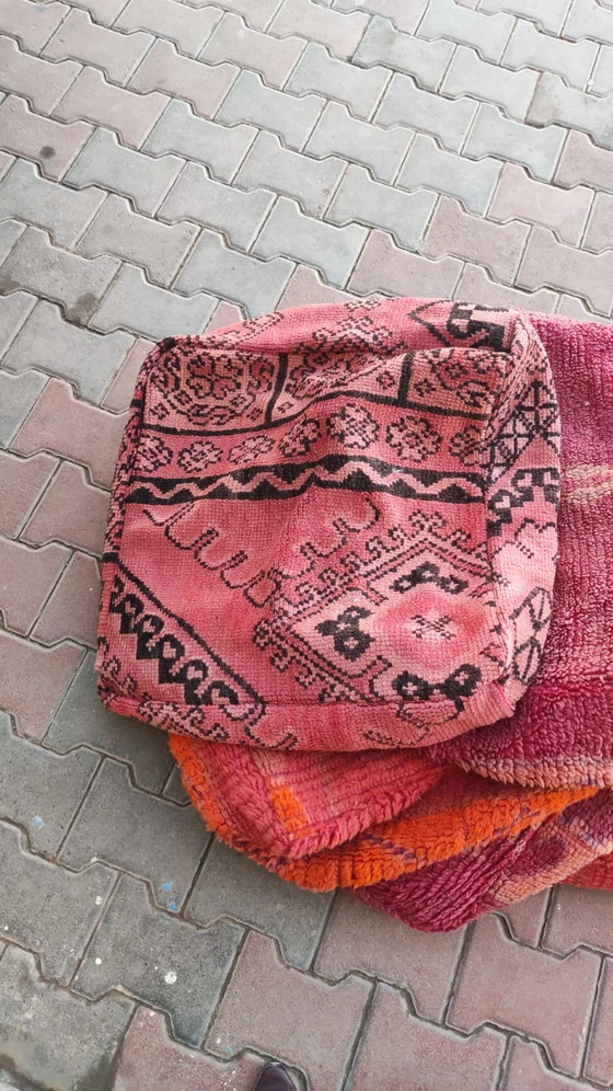 Image 1 of Handgemaakte poefs van vintage Marokkaanse tapijten – €120 per stuk