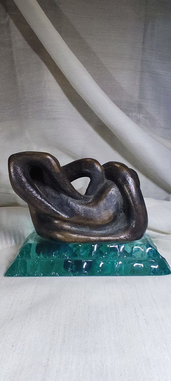 Image 1 of Escultura abstracta de bronce sobre base de vidrio sólido
